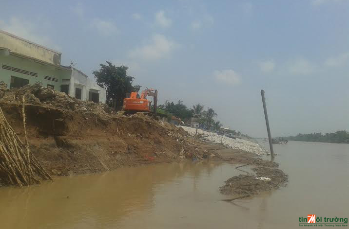 [-]Tiền[-]Giang:[-]Hàng[-]chục[-]nhà[-]dân[-]sắp[-]sụp[-]xuống[-]kênh[-]Chợ[-]Gạo